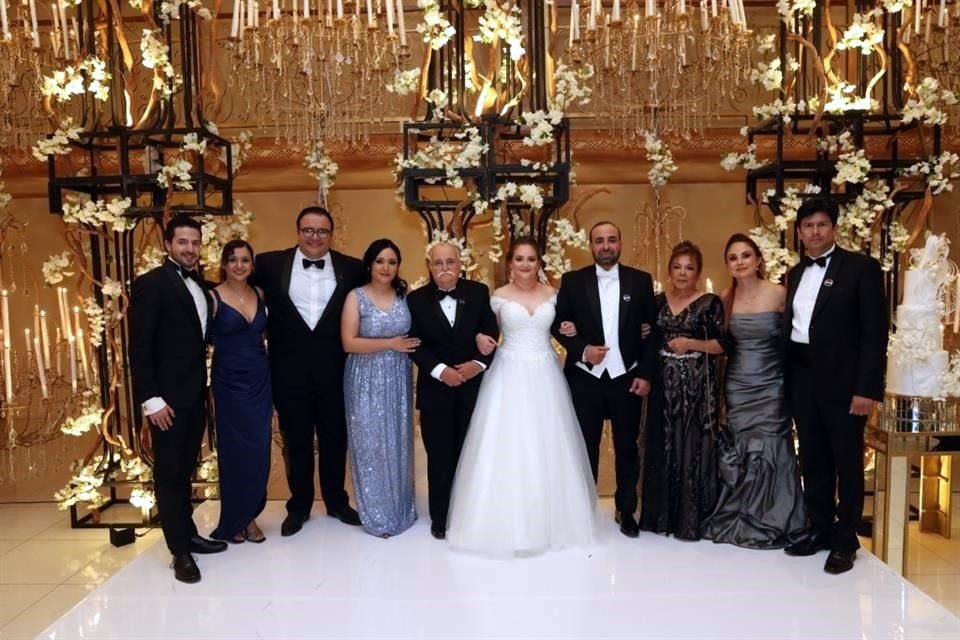 FAMILIA DE LA NOVIA Martín Cervantes, Paloma Almaguer, Porfirio Lima, Estrella Garza, Rubén Garza Flores, LOS NOVIOS, Rosa María Cervantes de Garza, Blanca Aurora de Garza y Abraham Garza