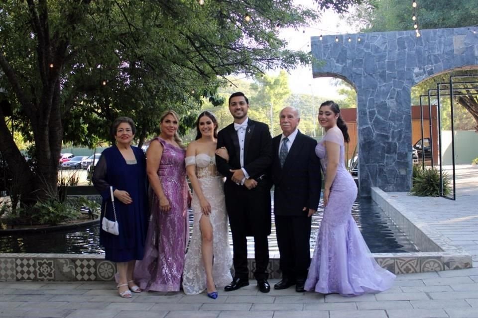 Familia del novio: Olivia Castillo, Laura Saucedo, los novios, Raúl Saucedo y Valeria Reyes