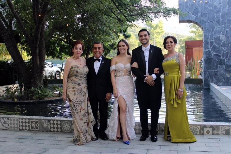 Familia de la novia: Rosa Nelly García, Ramiro Martínez, los novios y María Teresa Martínez