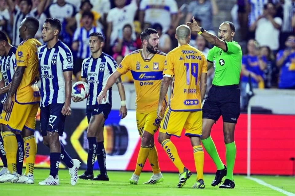 Con un penal polémico marcador en la reposición por el silbante Ismail Elfath, Rayados venció 1-0 a Tigres y avanzó a Cuartos de la Leagues Cup.