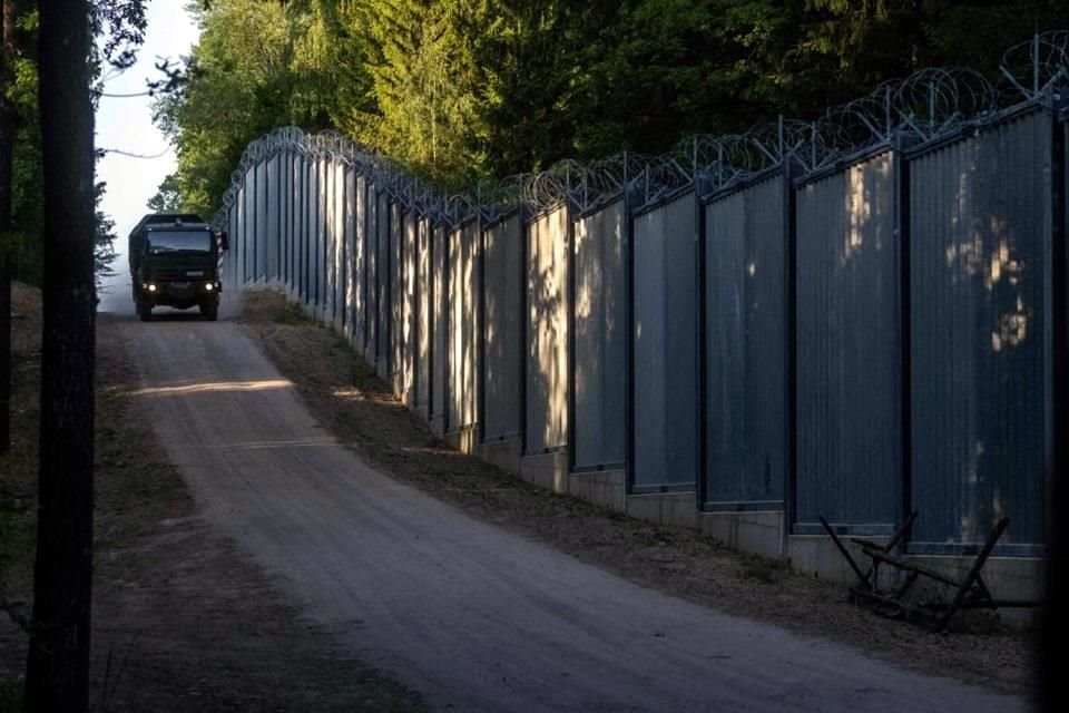 Los guardias fronterizos patrullan a lo largo del muro fronterizo en la frontera entre Polonia y Bielorrusia.