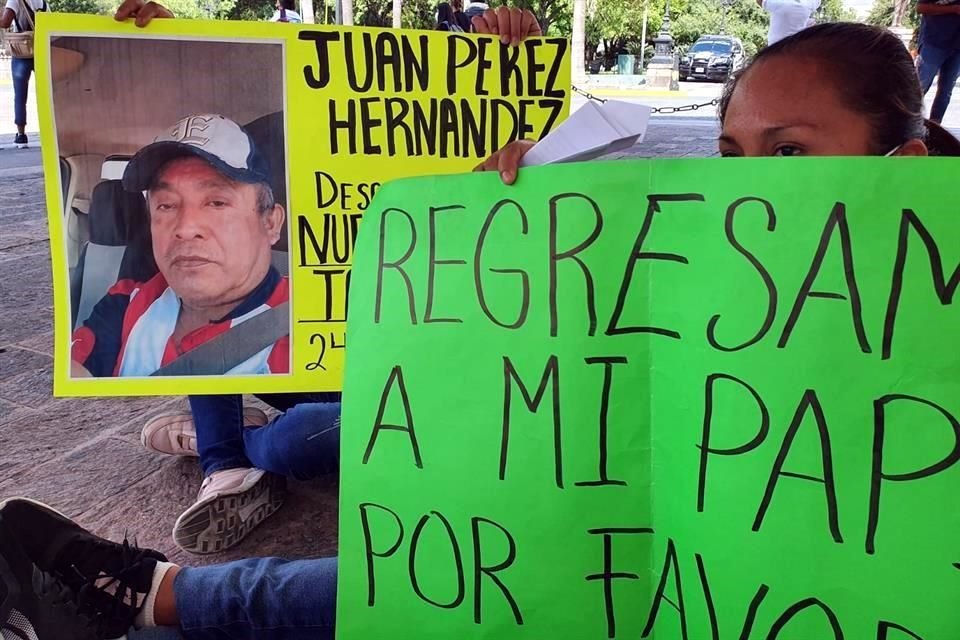 Familiares de desaparecidos protestaron ayer frente a Palacio de Gobierno.