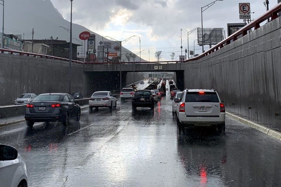 La lluvia comienza a generar lentitud en el tráfico en calles como la Avenida Leones.