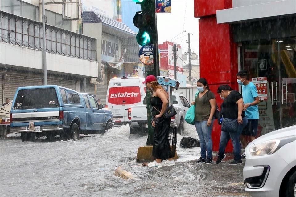 La lluvia sorprendió a los ciudadanos en calles en la zona metropolitana.
