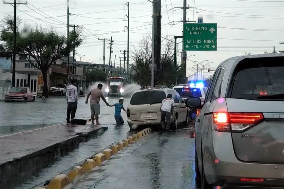 Cerca del Mercado Campesino, en Monterrey, una camioneta cayó a un paso a desnivel.
