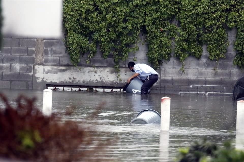 En Céntrika, los vecinos padecieron inundaciones tras taparse los desagües debido a la basura.