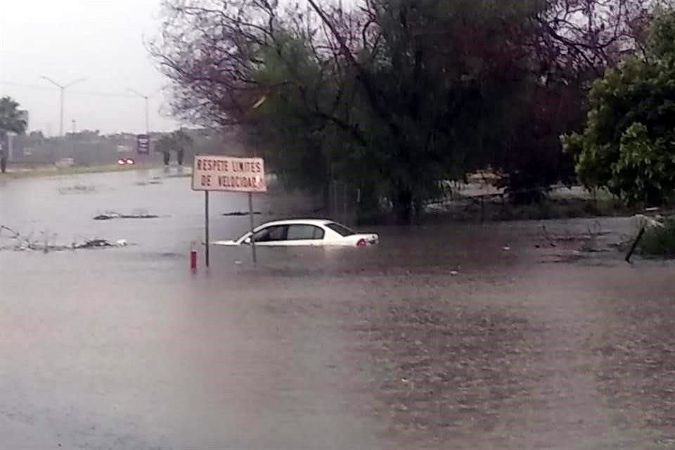 En Guadalupe, un auto Tsuru que se quedó varado en una corriente de agua que se formó en Morones Prieto y Lázaro Cárdenas.