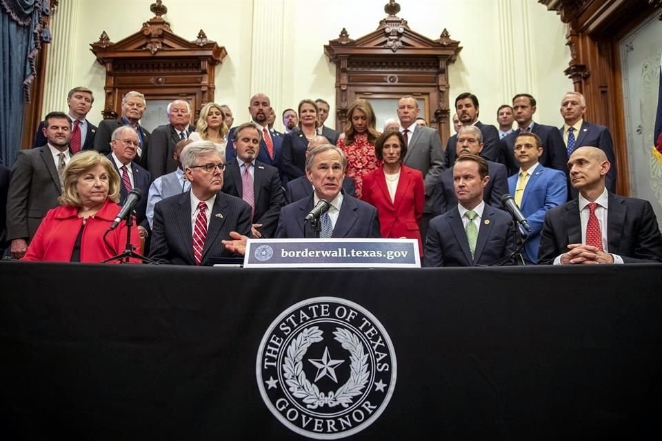 El Gobernador Greg Abbott anunció en un evento con legisladores su plan para continuar el muro fronterizo.