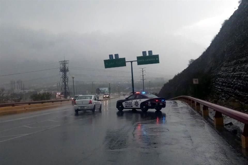 Para la zona poniente, fue cerrada la salida del Bulevard Rogelio Cantú para tomar hacia Aarón Sáenz.