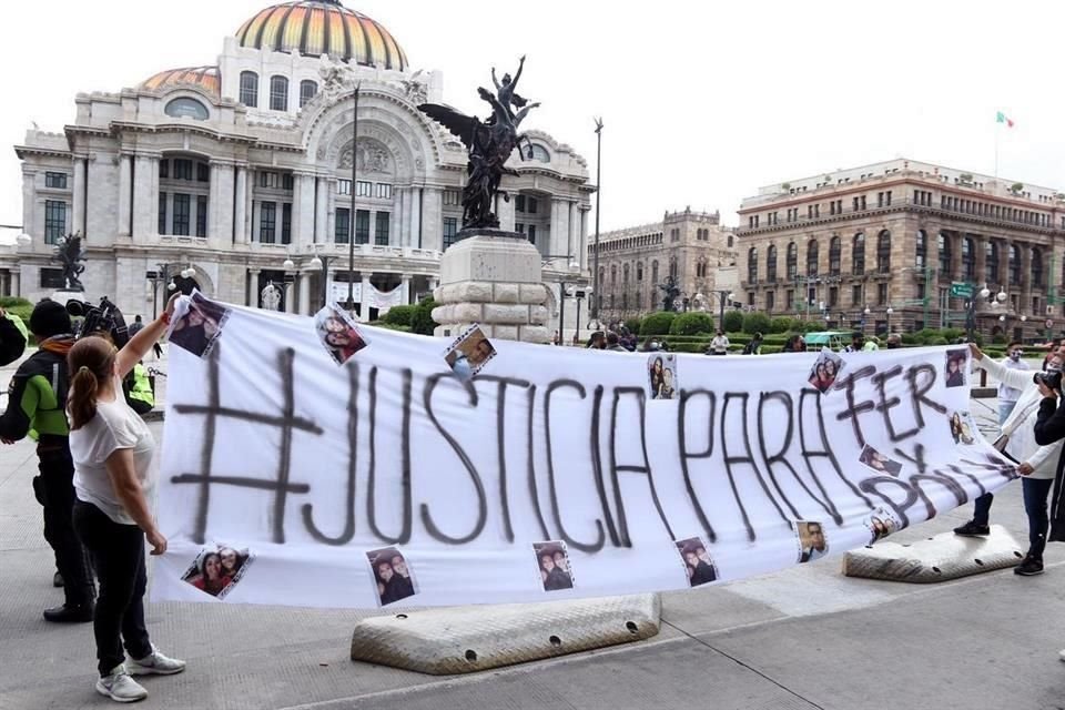 Los manifestantes exigen a las autoridades que atrapen al hombre que atropelló intencionalmente a Polly y Fer.