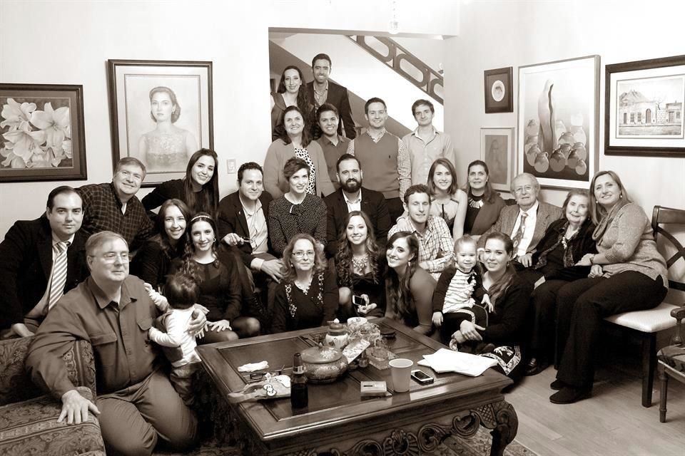 Marco Antonio Flores junto a algunos integrantes de su familia.