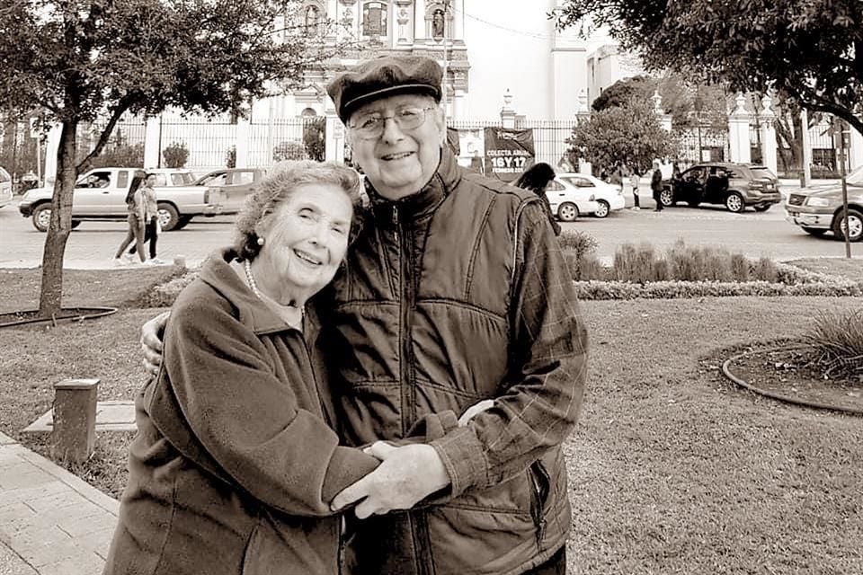 CON SU ESPOSA. Graciela García Junco