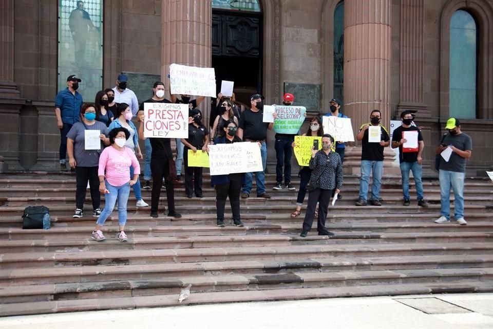 Los docentes se manifestaron al exterior del Palacio de Gobierno exigiendo prestaciones de Ley y su basificación.