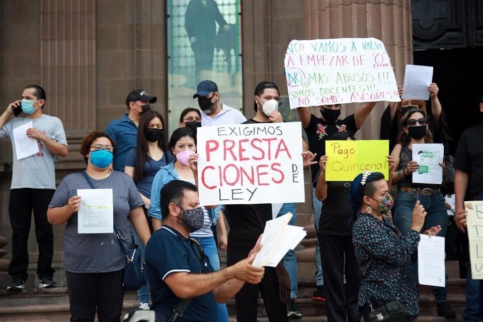 Los docentes se manifestaron al exterior del Palacio de Gobierno exigiendo prestaciones de Ley y su basificación.