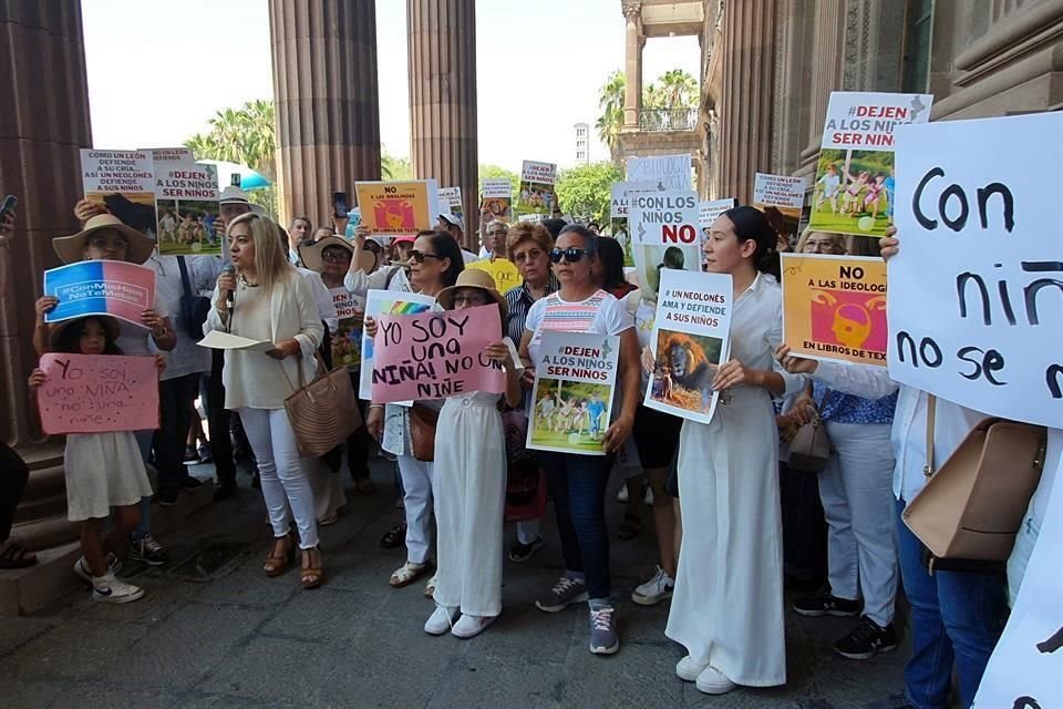 El denominado Frente Nuevo León en Defensa de los Niños realizó una manifestación a las puertas del Palacio de Gobierno.