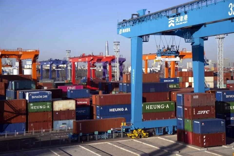 Bajo el T-MEC, si las materias primas o componentes de un producto se traen a México y luego se ensamblan allí, el producto final se 'transforma' en otro producto y puede quedar exento de varios aranceles. 