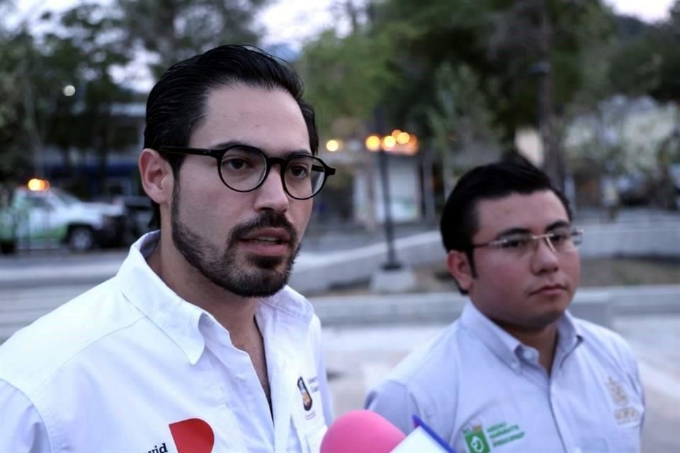 El Secretario de Medio Ambiente, Félix Arratia (der) y el Alcalde de Santiago, David de la Peña. (izq)