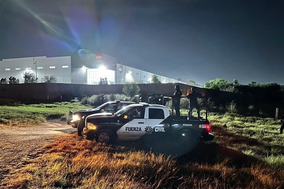 El cuerpo fue localizado a unos 50 metros del kilómetro 28 de la Autopista a Laredo y de la barda de una bodega de la empresa Lego, en Salinas Victoria.
