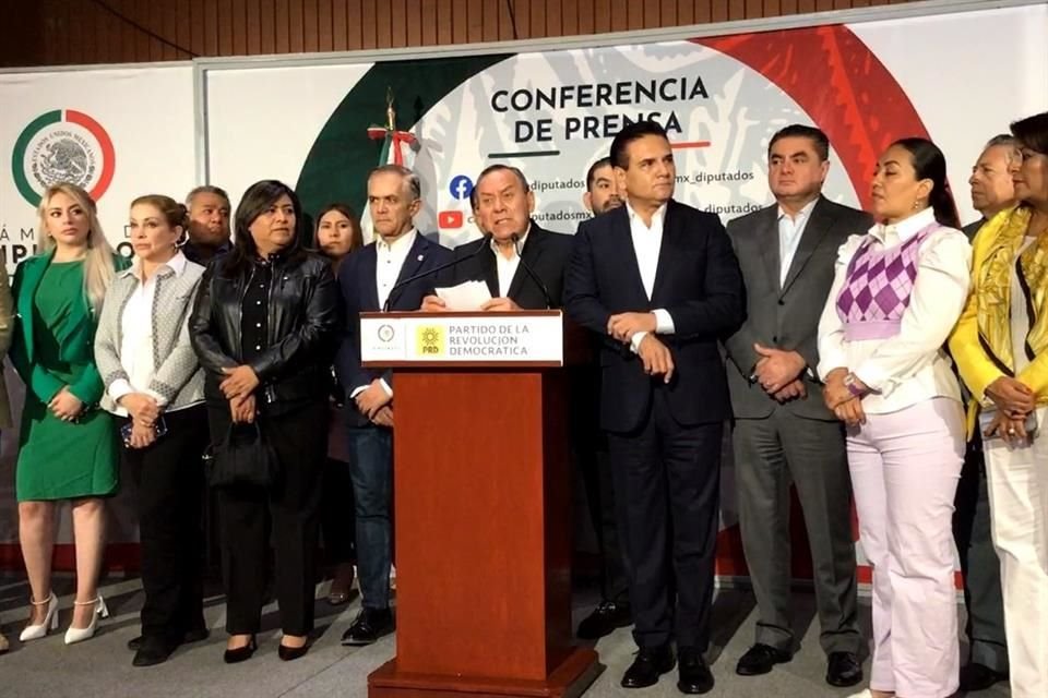 Al centro Jesús Zambrano, acompañado de Miguel Ángel Mancera y Silvano Aureoles.