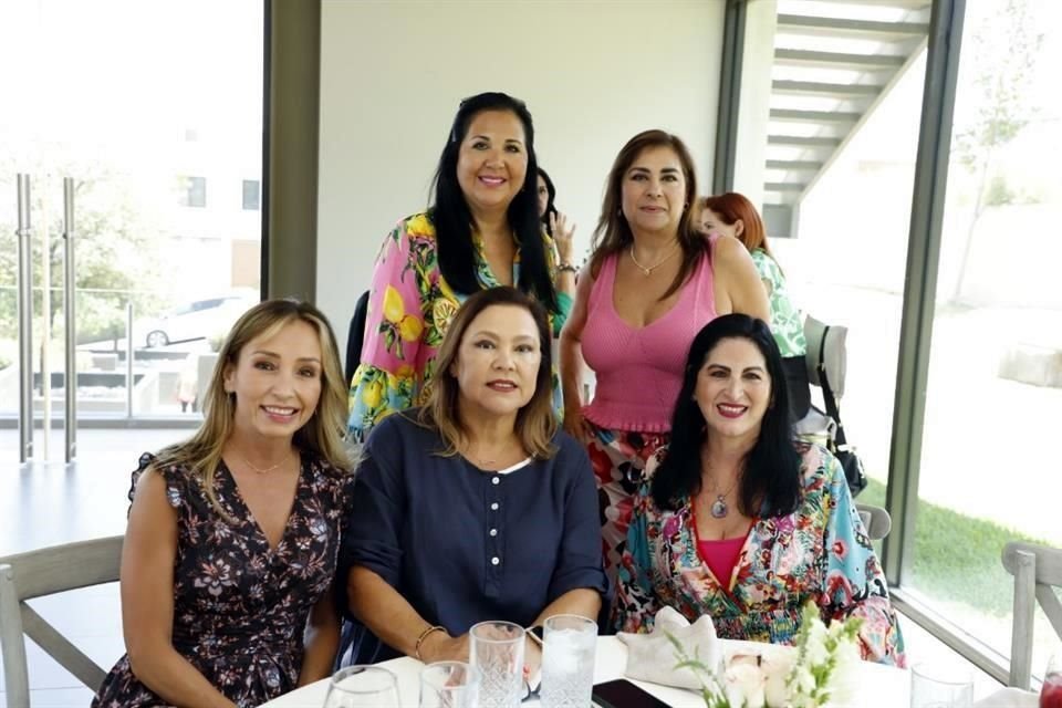 Marga Saldaña, Malena Saldaña, Claudia Garza de Saldaña, Laura Saldaña y Guadalupe Saldaña