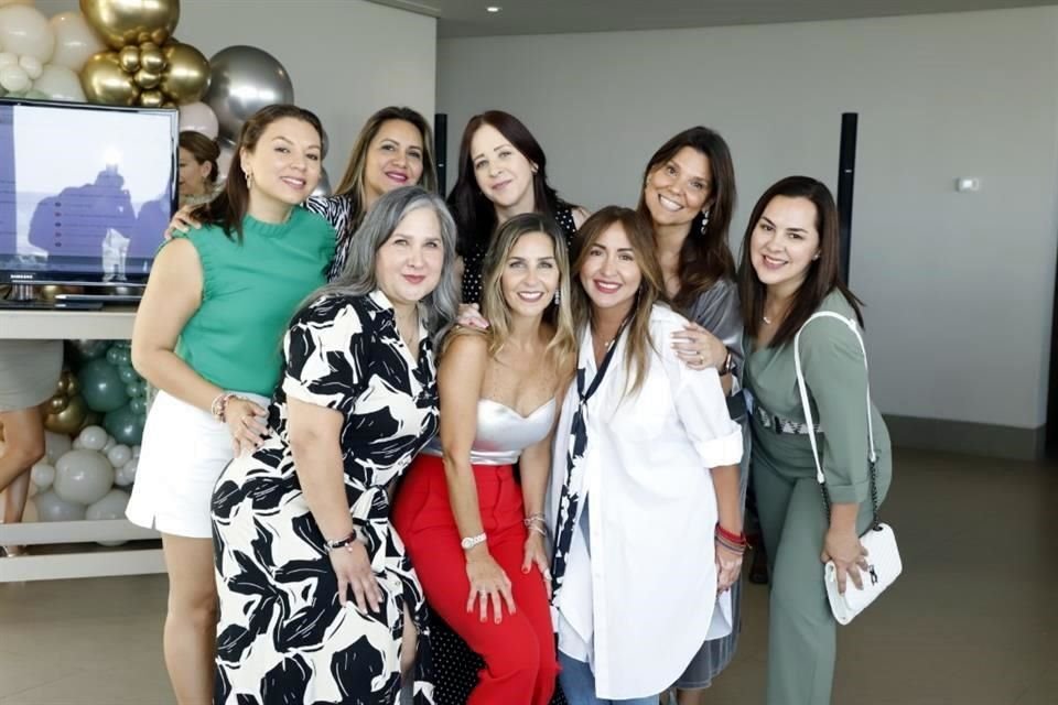 Francis, Indira Rodríguez, Araceli Guajardo, Ana Verónica González, Marcela Flores, la festejada, Miriam Segovia y Karina Gutiérrez