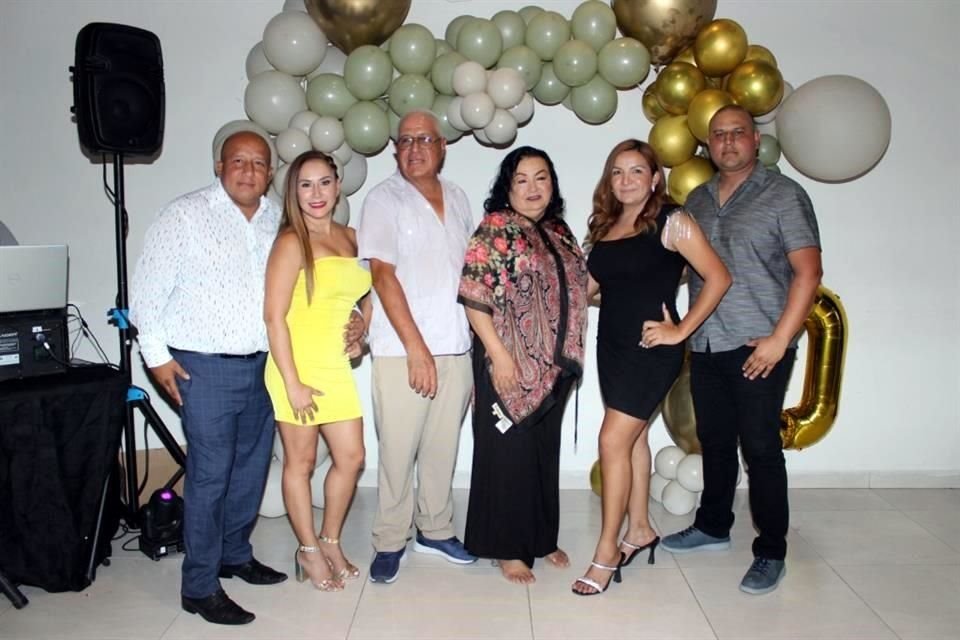 Javier Rodríguez Vilchis, Cristal Ruiz, Guadalupe Rodríguez, Martha Vilchis, Zuhey Vilchis y Roberto Varela