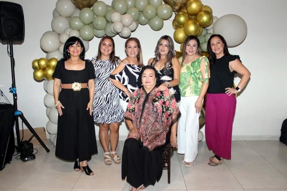 Gabriela de Martínez, Leticia Solís, María Teresa González, la festejada, Brenda Salazar, Norma Pérez y Karla García