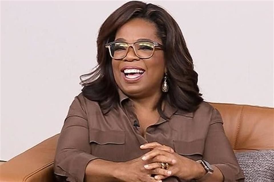 Oprah Winfrey apoyó con víveres y donaciones a los damnificados por los recientes incendios masivos en Maui, Hawái.