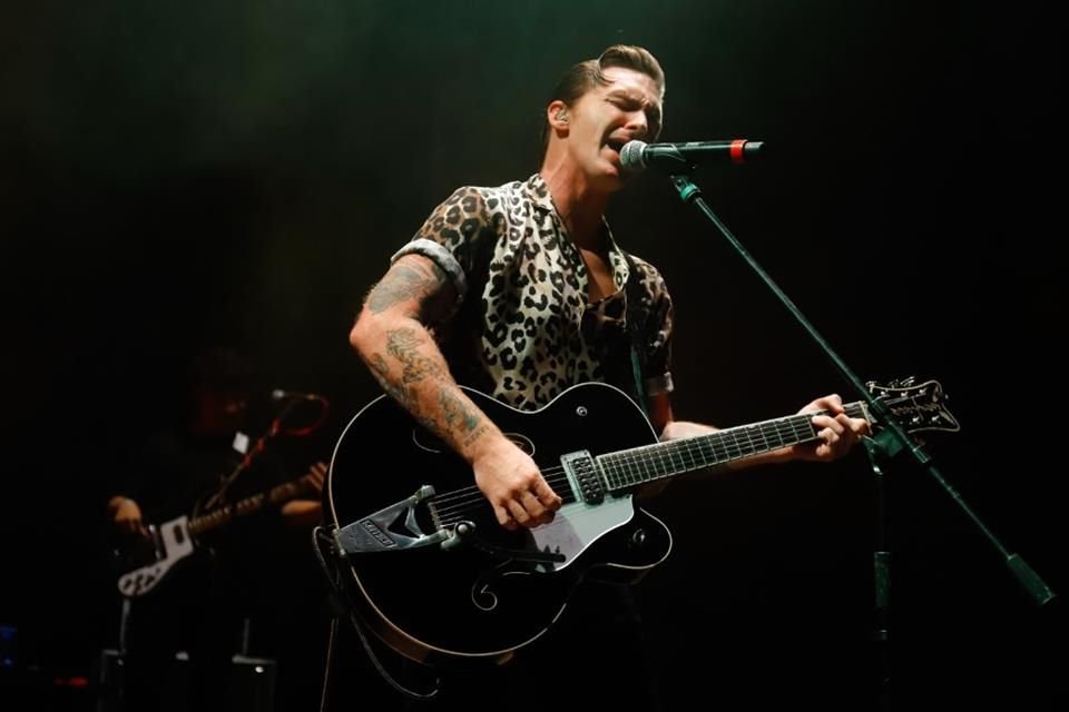 Como parte de su 'Non Stop Flight Tour', Drake Bell se presentó en el  Auditorio BB, de CDMX, ante mil fans que lo idolatró por sus éxitos.