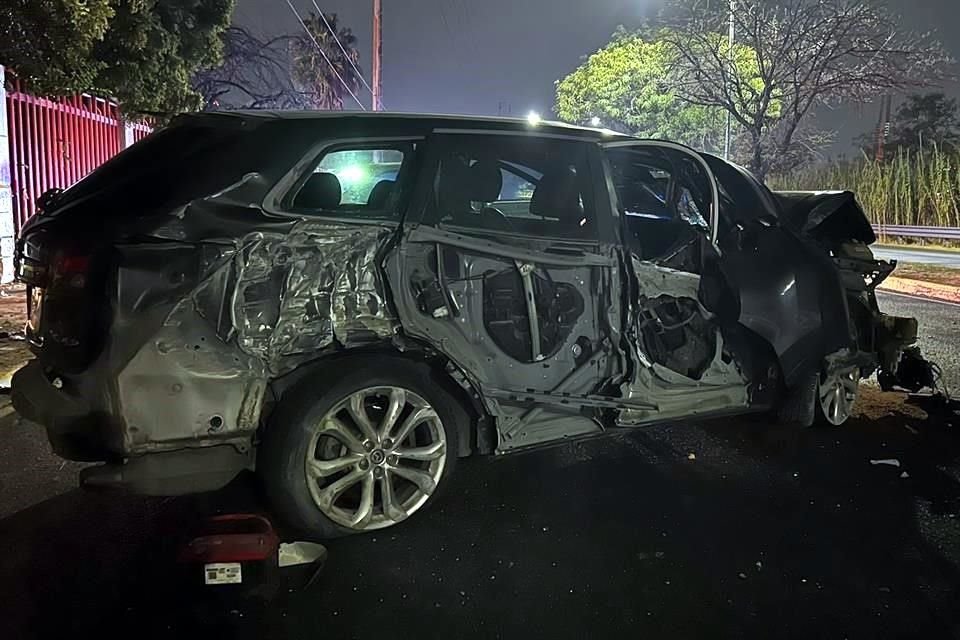Luego de perder el control en una curva, un conductor se estrelló contra parte de la barda del Parque España.