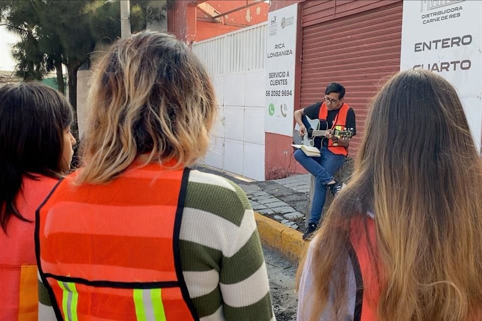 'Quiero escapar de la suciedad, mi vida no es tu propiedad', canta Spencer Rivas, uno de los asistentes que compuso con su guitarra acústica una canción.