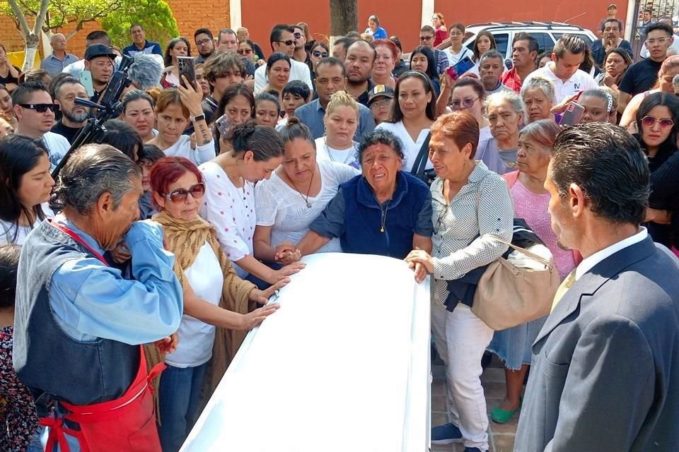 Sepelio de Milagros Monserrat en el Panteón municipal de San Nicolás en León, Guanajuato.