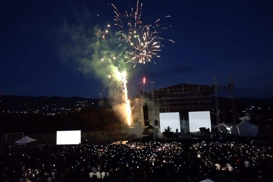 El concierto concluyó con un espectáculo de fuegos artificiales. 