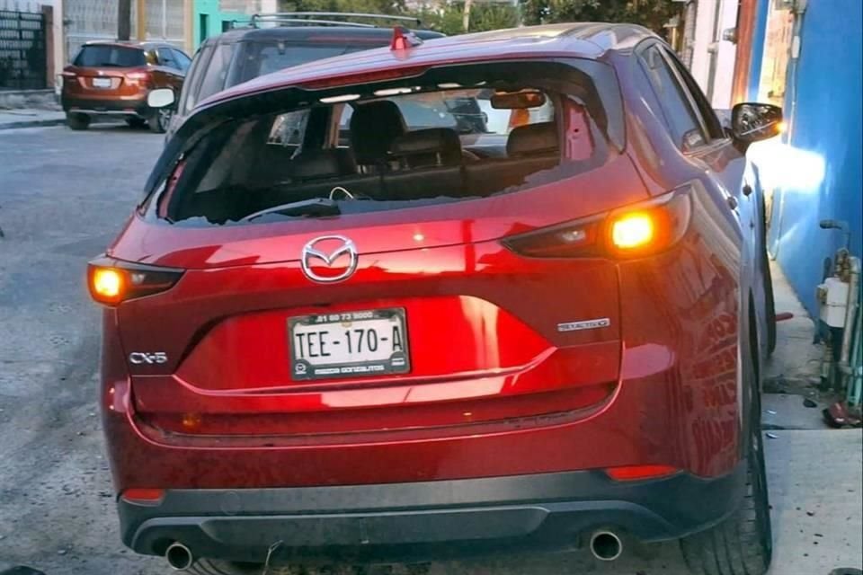 Pistoleros persiguen camioneta desde Monterrey hasta Guadalupe y ejecutan a dos ocupantes; presuntamente serían representantes musicales.