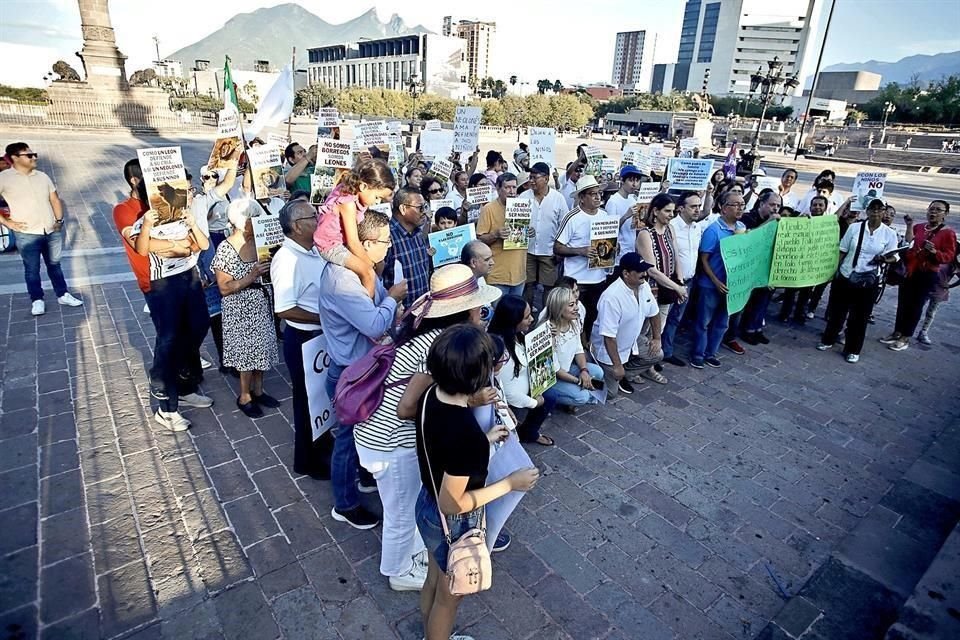 Unos 100 manifestantes se congregaron ayer frente a Palacio de Gobierno contra los nuevos libros de texto.