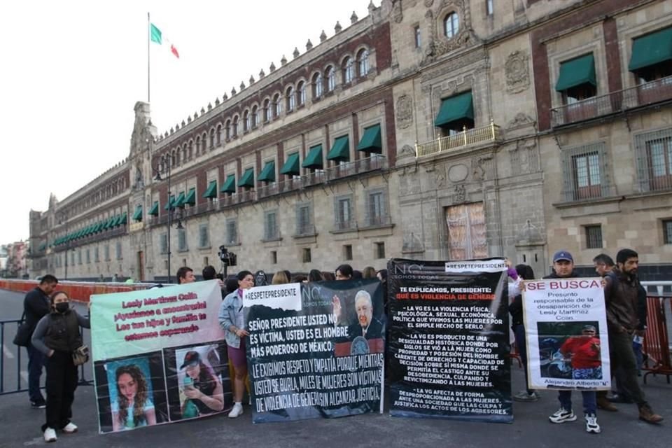 Los activistas protestaron afuera de Palacio Nacional.