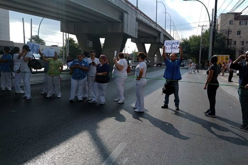 Personal médico de la Clínica 25 bloqueó por la mañana la Avenida Lincoln.