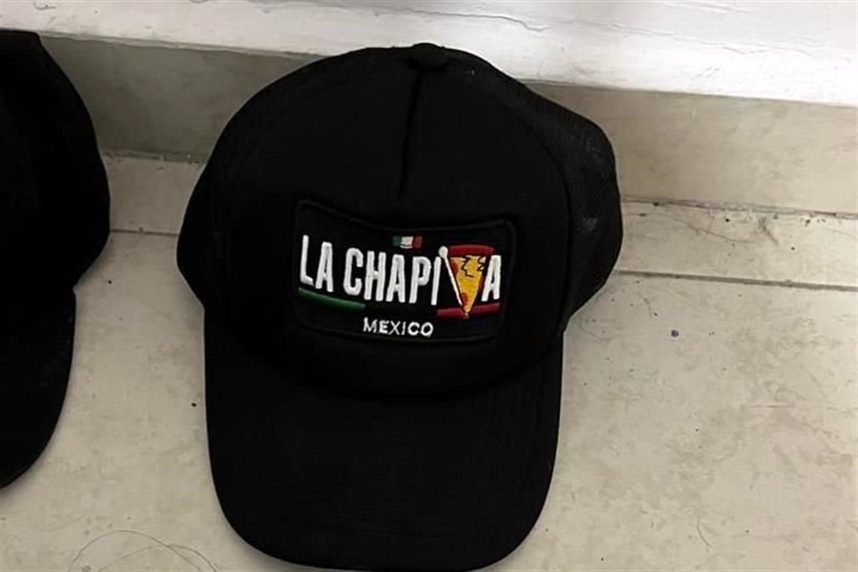También se aseguraron gorras con alusiones al crimen organizado.