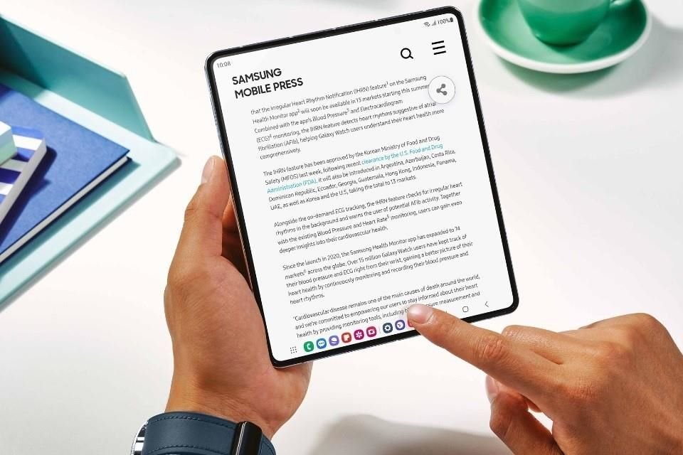 Galaxy Z Fold5, cuya apertura es horizontal, deja ver una pantalla de 7.6 pulgadas que permite una interacción similar a una tableta.