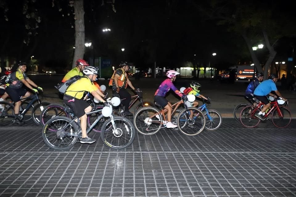 Algunos de los ciclistas llevaron globos blancos en honor a las víctimas de accidentes.