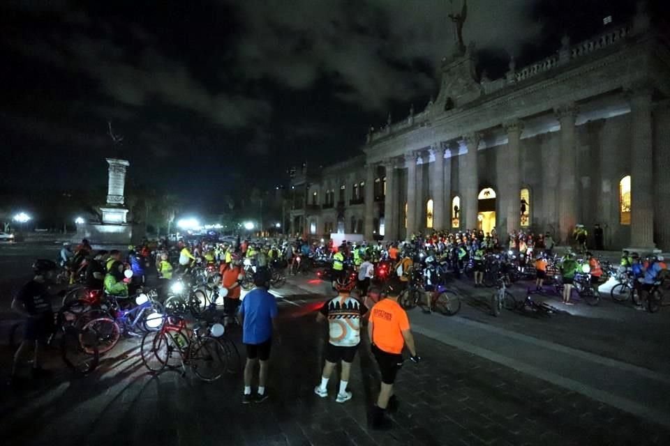 Cientos se unieron a rodar anoche por la Ciudad y al final llegaron a Palacio de Gobierno para pedir seguridad para los ciclistas