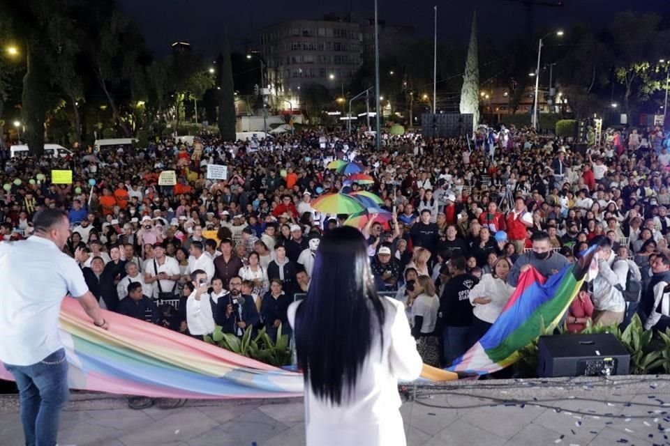 Para el mitin del 14 de agosto, se contrató desde máquinas que disparan confeti, hasta una sala lounge de ocho piezas, pasando por sillas blancas tipo Tiffany, una carpa camerino y una pista iluminada. 