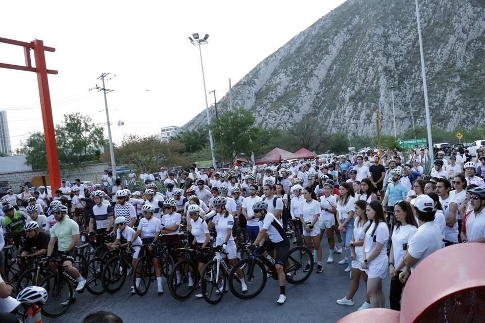 Cientos de ciclistas, vestidos de blanco, acudieron al Parque La Huasteca.