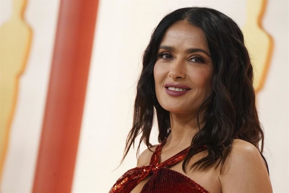 Salma Hayek fue captada vacacionando en un yate en Los Cabos acompañada de su esposo François-Henri Pinault.