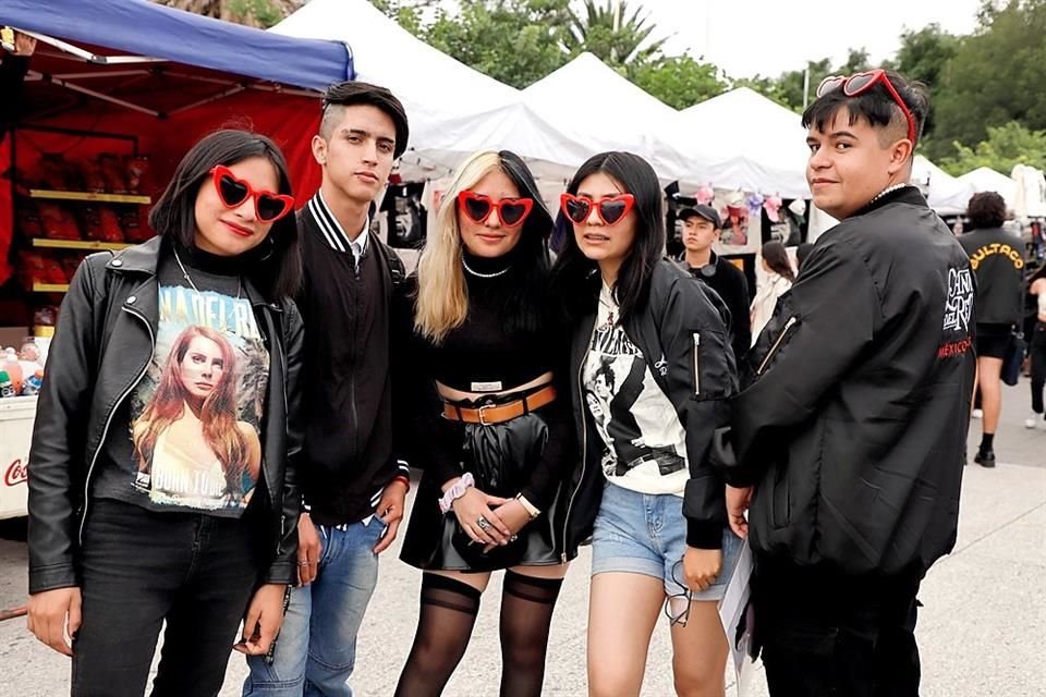 Entre impermeables, coronas de flores y vestidos blancos, los fans de Lana del Rey están listos para cantar a todo pulmón en el Foro Sol.