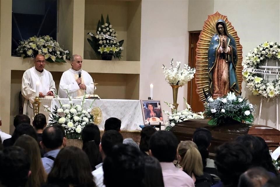 Familiares y amigos conmemoraron la vida de Alejandra Román, en las Capillas de Valle de la Paz, en San Pedro.