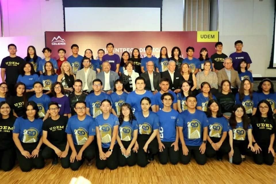 La Fundación Selíder entregó a 48 jóvenes becas de estudio en diferentes universidades locales; los exhortan a creer en sí mismos.