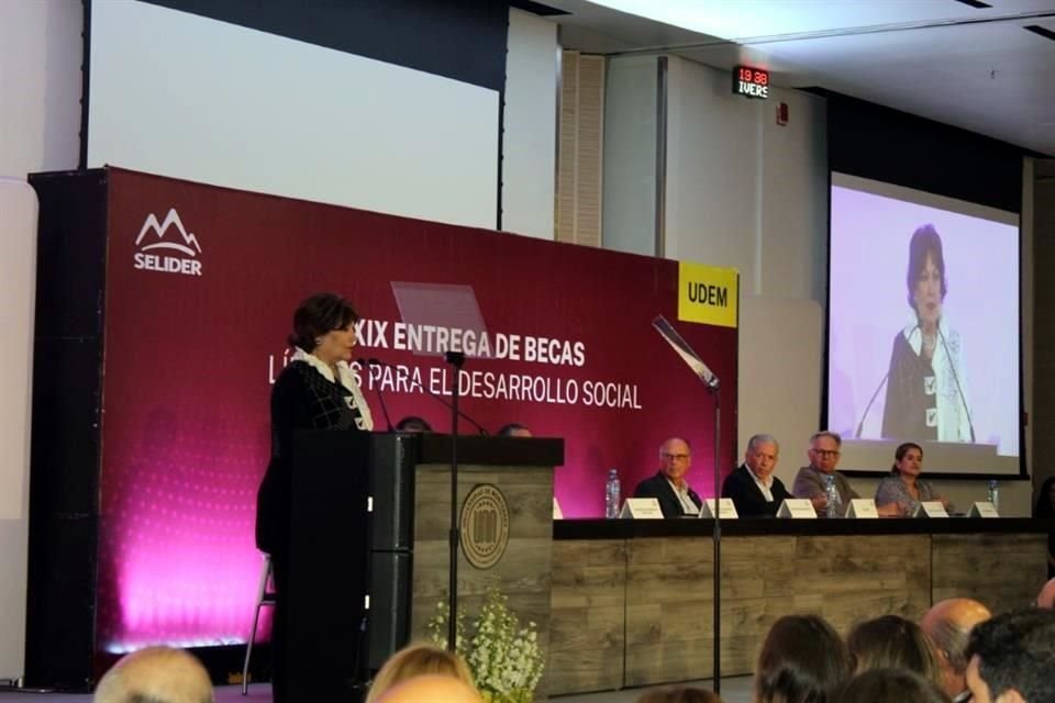 Sofialeticia Morales, Secretaria de Educación estatal.