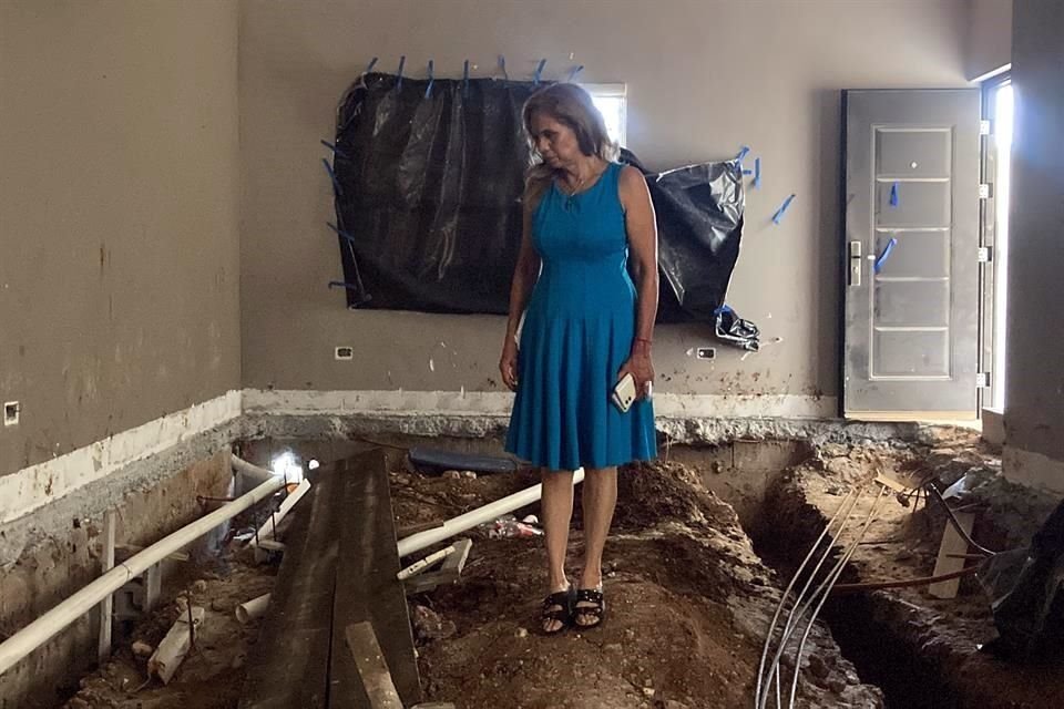 Vecinos del Fracc. Lumina II, en García, denuncian que la desarrolladora Condocasa limita reparaciones en su propiedad tras la aparición de un venero.