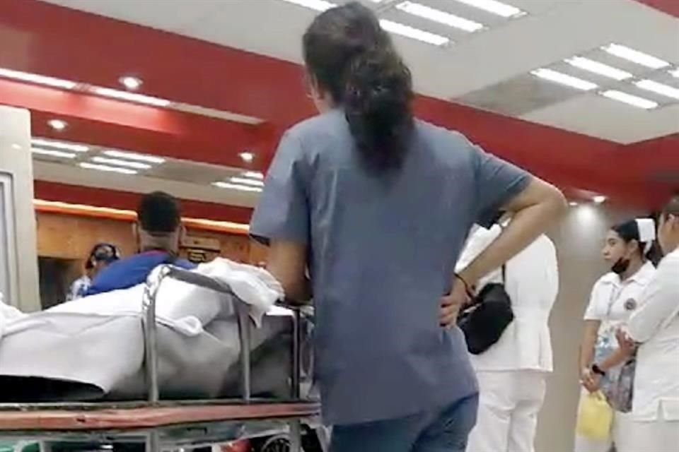 Con sólo dos de cinco elevadores funcionando ayer, pacientes y personal hicieron largas filas de espera.